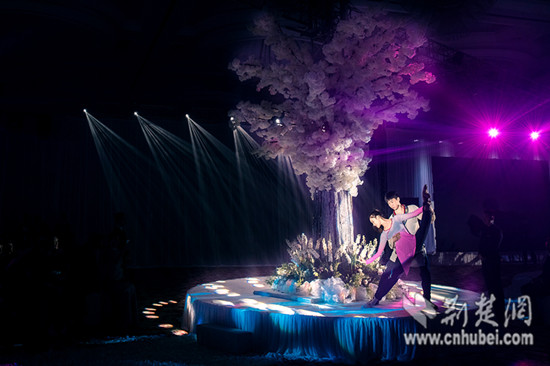 武漢婚禮秀趕早開(kāi)場(chǎng)&ldquo;搶灘&rdquo;婚嫁旺季_荊楚網(wǎng)